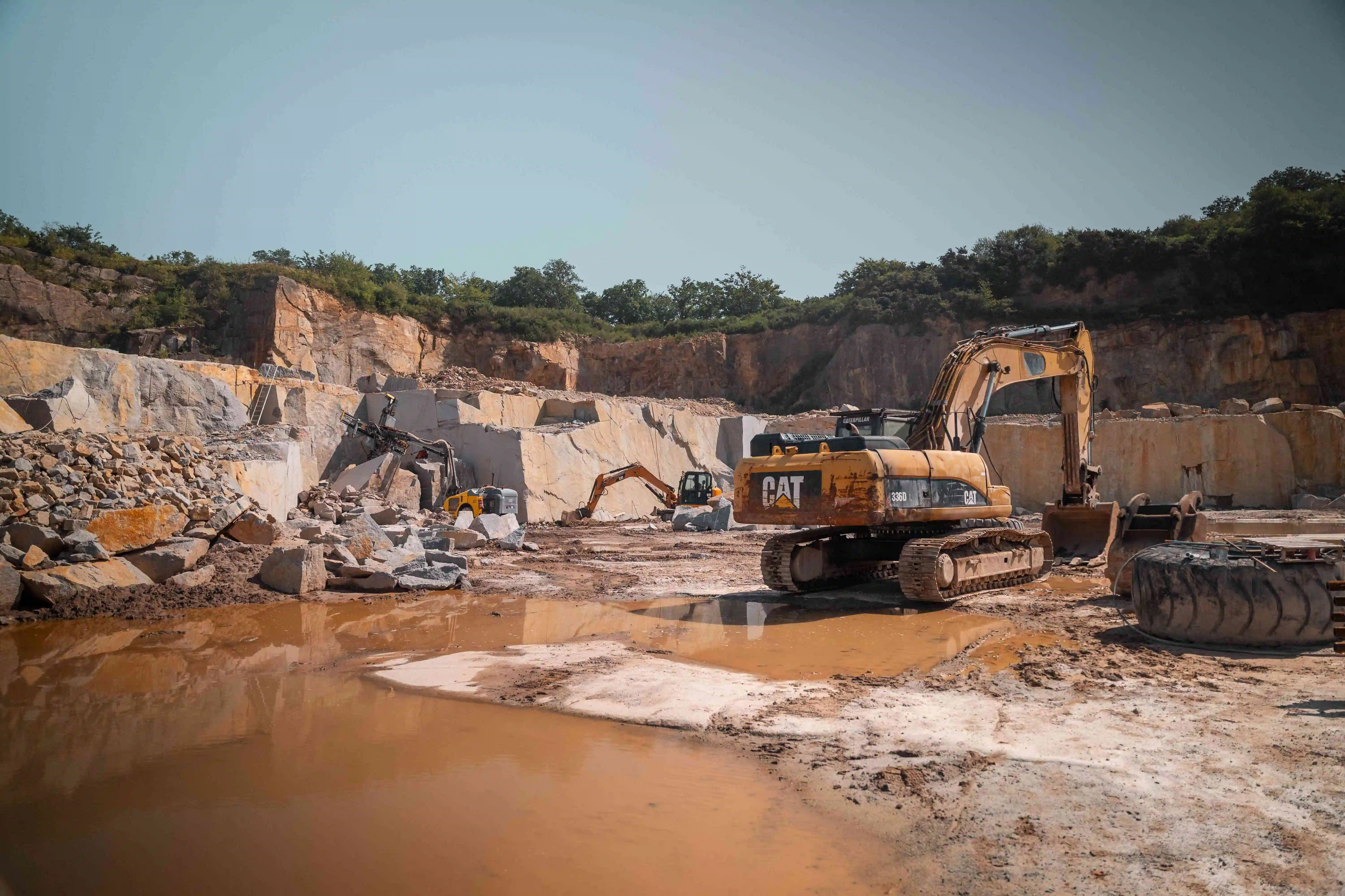 Machine d'extraction dans la carrière de Montjoie