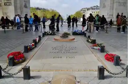 Tombe du soldat inconnu sous l'Arc de Triomphe