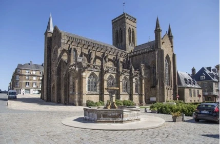 Parvis de l'Église Notre Dame à Vire Normandie
